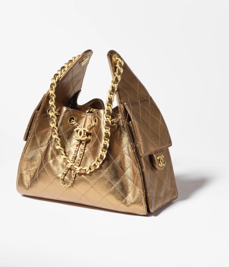 這款金色的皮質的 Chanel 25，是發表於杭州工坊大秀的作品，其包款色澤讓人聯想到烏木屏風上點綴的金色色彩，整體古典的光澤，呈現出更為內斂的氣質。