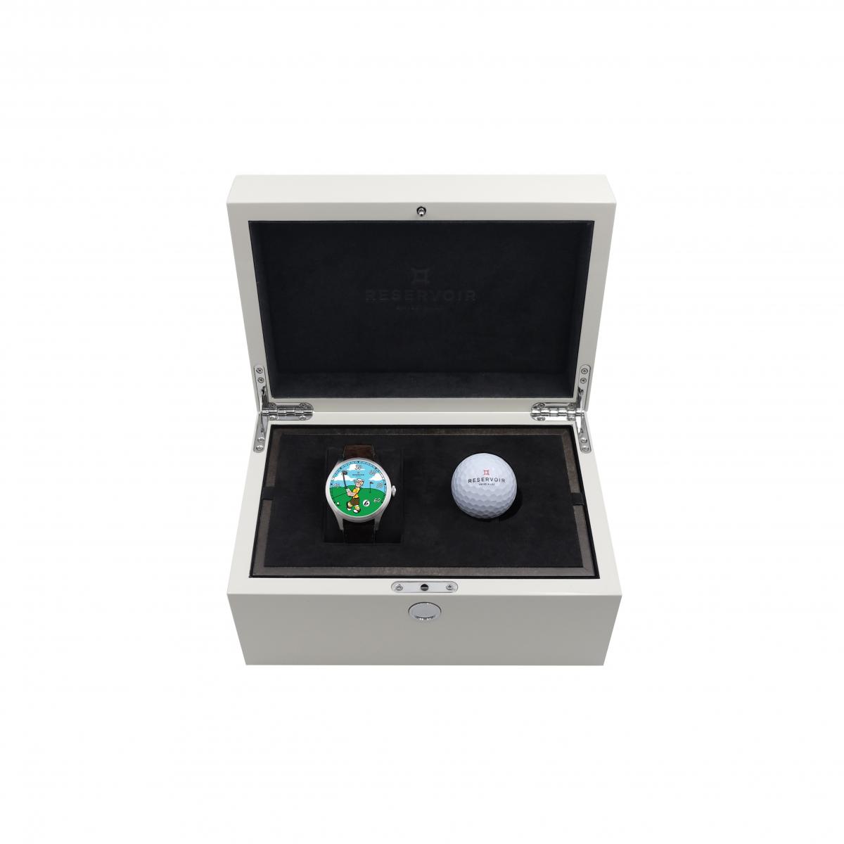 Reservoir 鋭速錶與大力水手的聯名，把「揮桿」這件事重新翻譯成機械語言：逆跳分鐘指針化身高爾夫球桿，每60分鐘劃過錶盤弧線，瞬間歸零的節奏就像球落洞後的爽快重置。面盤上，卜派以標誌性的壯臂與叼煙斗姿態正準備揮桿，綠藍色高爾夫球場像漫畫格頁般活了過來，而5點鐘位置的跳時視窗則像一顆悄悄滾入洞口的小白球。搭載 RSV-240 自動機芯、113件專利模組結構，技術含量與趣味性同時拉滿。棕色牛巴戈皮革錶帶帶著戶外休閒感，專屬高爾夫球與白色木盒更強化收藏儀式感。這款全球限量300枚的腕錶魅力在於，它讓時間不再只是流逝，而像一場永不結束的友誼賽。每一次抬腕，就像在提醒自己，生活偶爾也該「用力揮桿」。