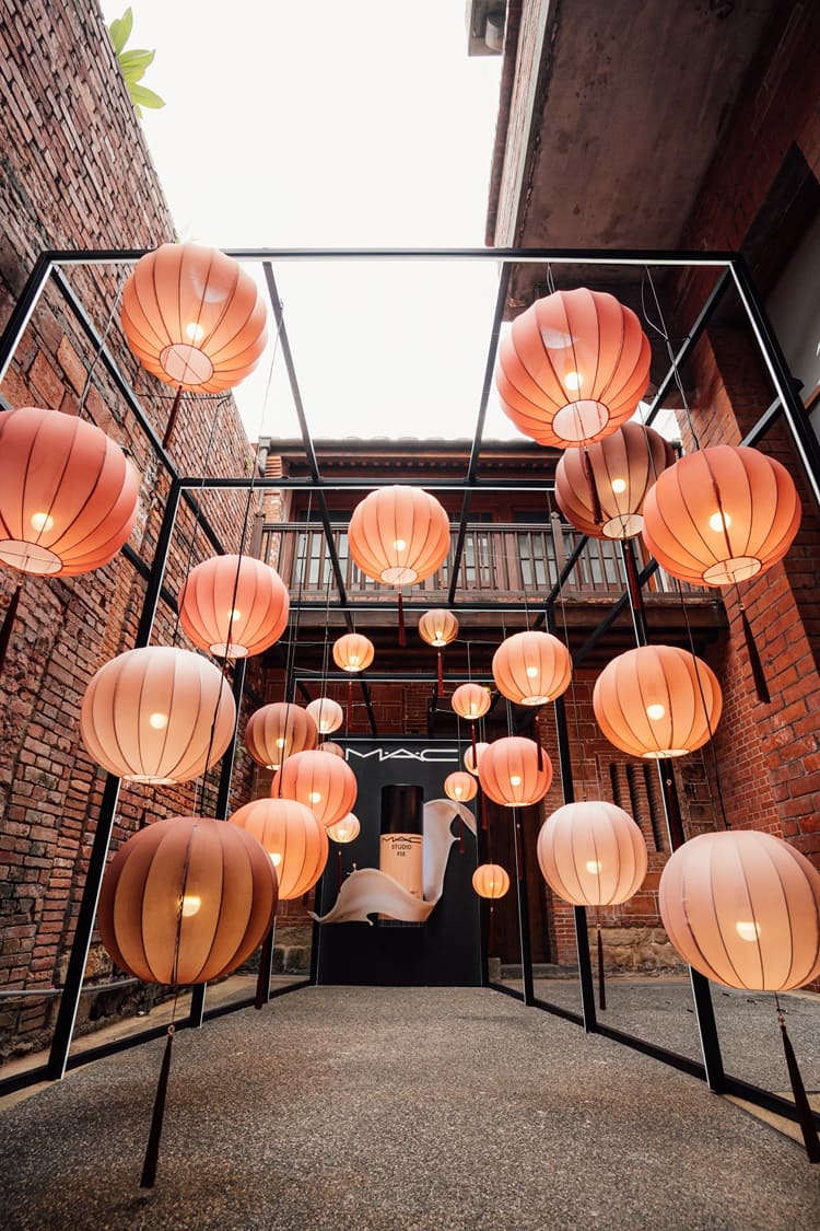 不同於過往以商品販售為主軸，近年美妝品牌紛紛透過老宅活化打造沉浸式體驗，讓空間本身成為敘事的一部分，也更貼近在地文化脈絡。