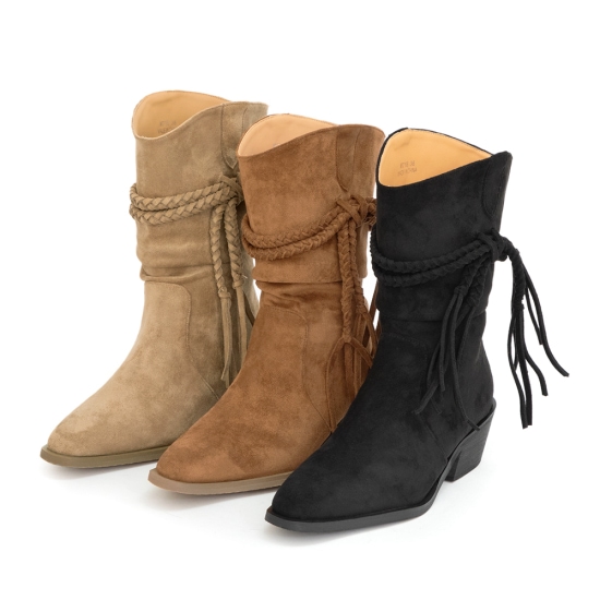 D+AF 吉普賽流蘇小V口牛仔短靴｜秋冬波西風靴款推薦，麂皮質感與堆堆靴筒設計展現歐美街拍感，修飾腿型又好穿，時髦百搭一整季。