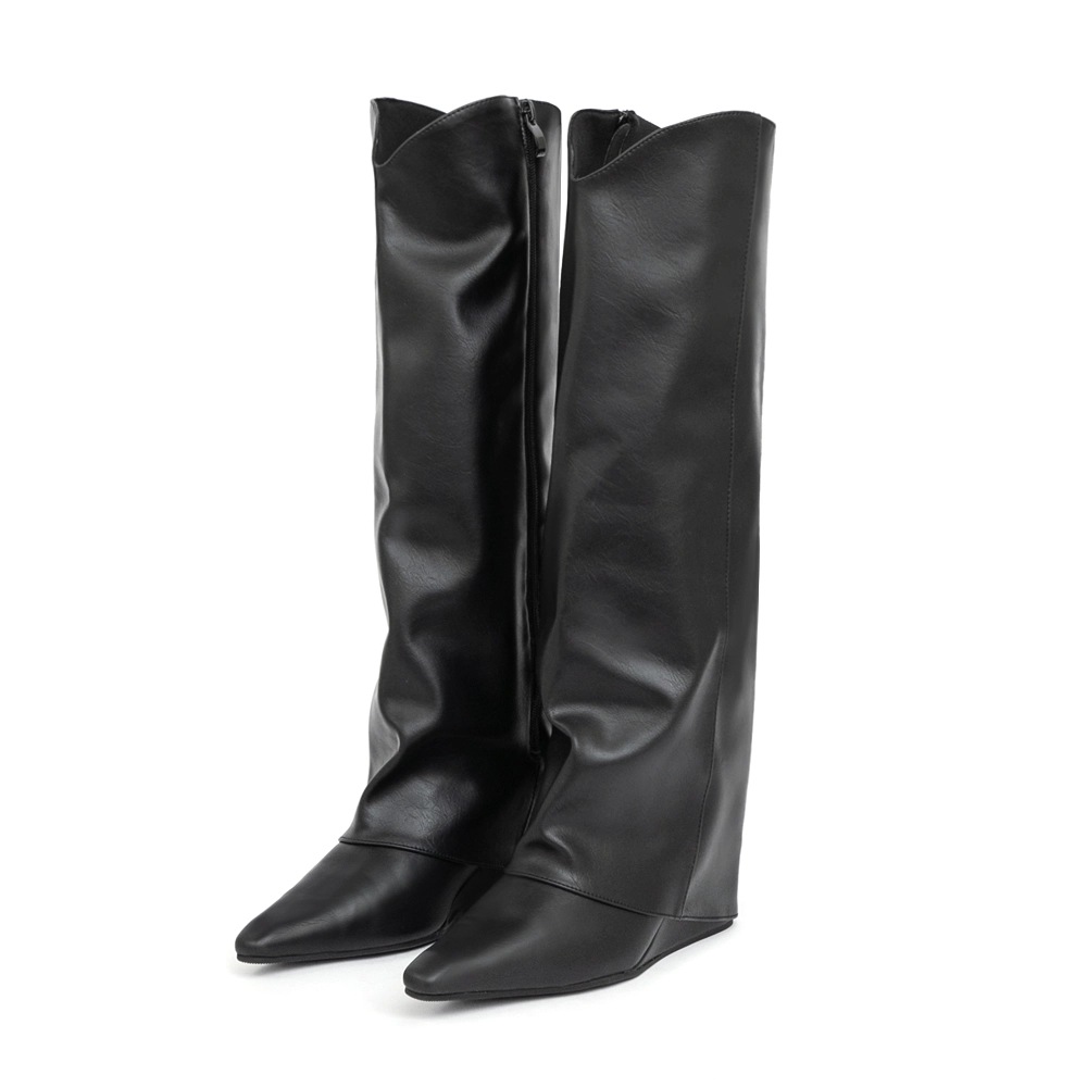 除較為基本的靴款外，品牌近日也推出以造型感取勝的款式！例如這雙靴子便是運用類似褲管的形式呈現靴筒