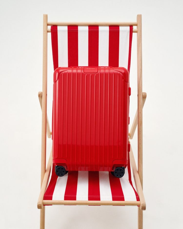 行李箱表面沾到灰塵或污漬，用清水加微纖維布輕輕擦拭就好。