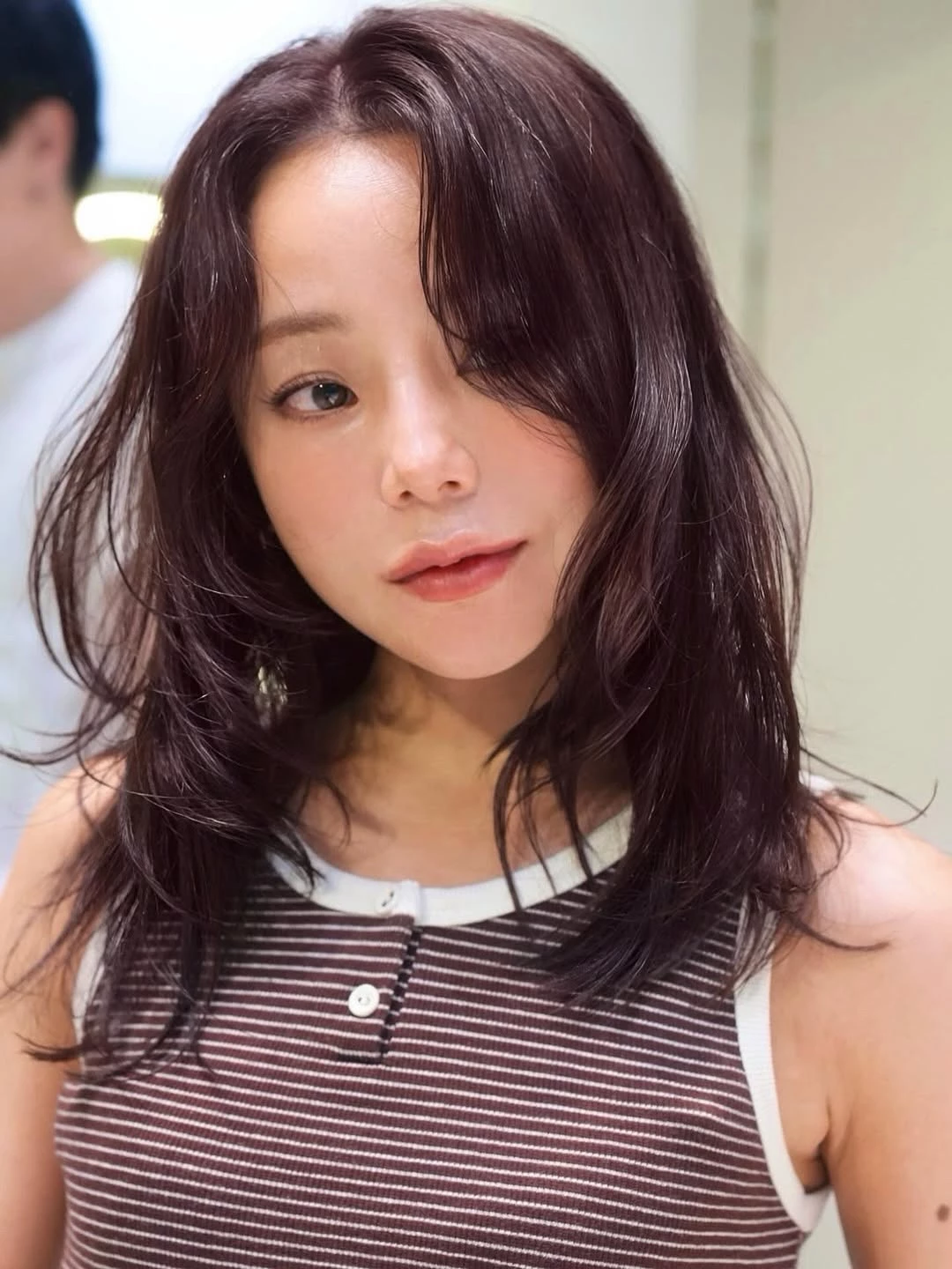 60歲減齡中長髮推薦4：八字瀏海法式捲