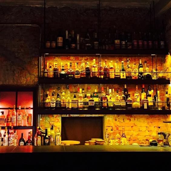 台南酒吧推薦》精選7間隱身巷弄內的台南特色酒吧，尋找府城微醺時光！