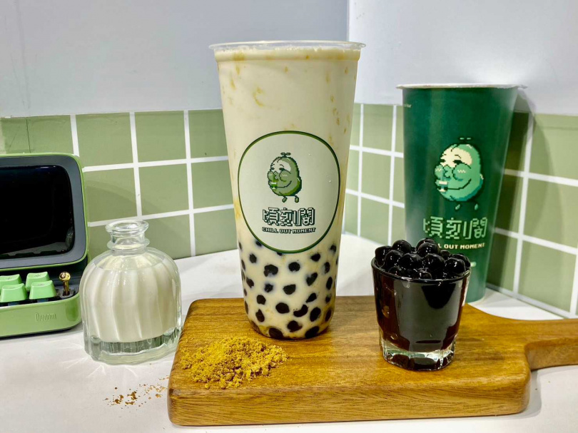 「黑糖珍珠大奶怪」Q彈入味的黑糖波霸珍珠在特製手炒黑糖漿的點綴下，和光泉鮮奶的完美交織，為整個口感帶來豐富的層次變化。