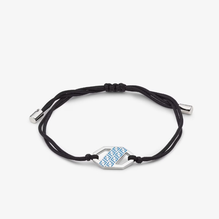 Fendi Hexagon 手環，低調卻不失設計巧思。黑色織帶中點綴一枚鈀色金屬六角形牌飾，藍色琺瑯 FF Logo 化為幾何密語，為造型注入未來感。