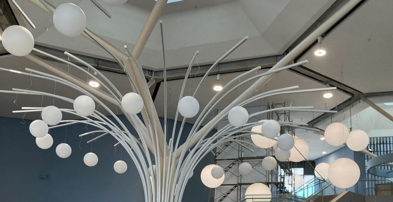 在轉譯「珊瑚」有機輪廓之餘，並給予室內更多豐富層次；藉由挑高空間引入自然光線，同時弱化室內與室外之間的界線，將大海作為逛百貨時的風景。