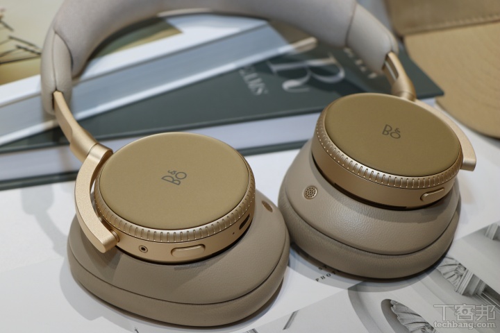 Beoplay H100 兩耳罩皆配備旋鈕來調節音量大小，同時也可藉由觸控按鍵來操控音樂多媒體。