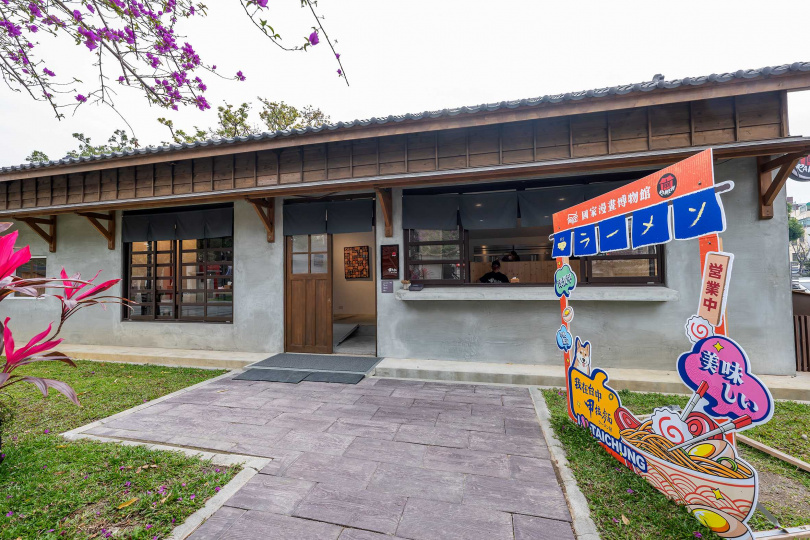 甲拉麵約可容納近40位客人，門口還設置了活潑的打卡背板。（圖／焦正德攝）