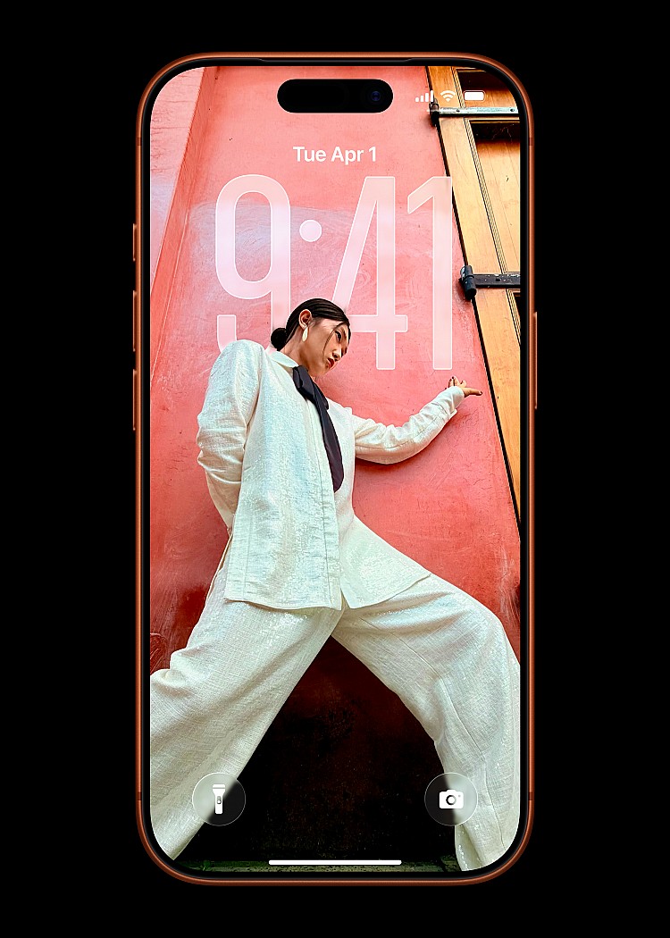  ​ 無論是iPhone17的6.3吋Super Retina XDR，還是Pro系列的6.3吋與6.9吋版本，這次螢幕全面升級至3,000尼特戶外峰值亮度，比前代更清晰