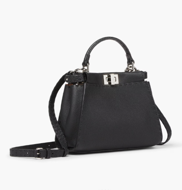 《新聞女王》佘詩，曼常以專業又時尚的黑色系造型亮相，其中，這款經典的Fendi「Peekaboo」包正是她的風格代表之一。