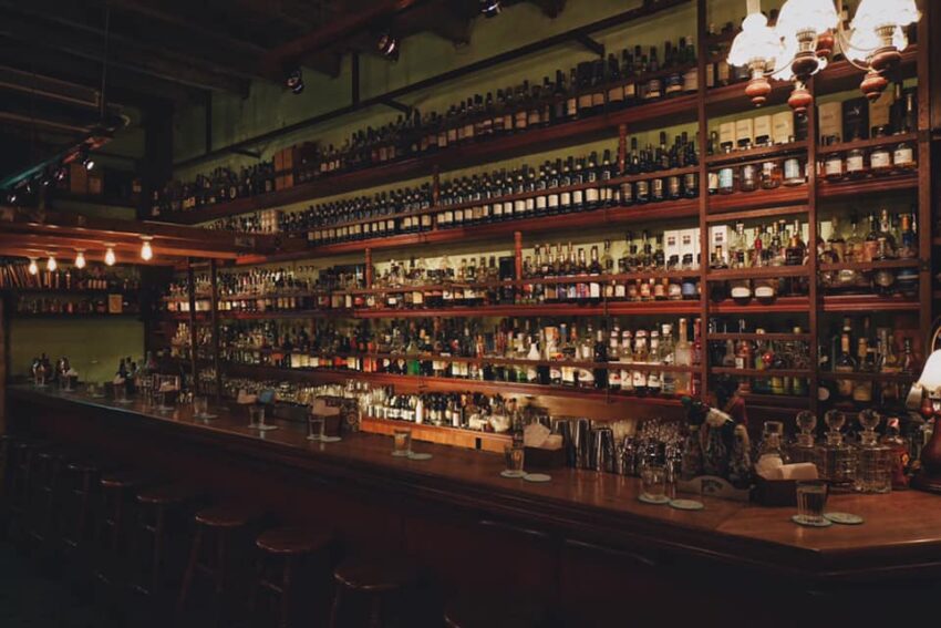 台南酒吧推薦》精選7間隱身巷弄內的台南特色酒吧，尋找府城微醺時光！