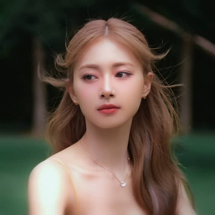 1999 年出生於台南的周子瑜，從小就對跳舞有極大的熱忱，在她還 13 歲那年，參與舞蹈教室的成發時被韓國 JYP 公司發掘， 之後經過兩次徵選正式成為 JYP 娛樂公司練習生，熬過了三年的練習生生涯後，終於在 JYP 娛樂與 Mnet 合作的女團選秀節目《SIXTEEN》中引起關注。