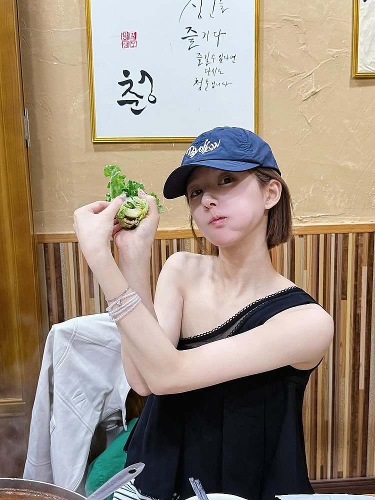 趙露思帽子髮型推薦6：一刀切短髮