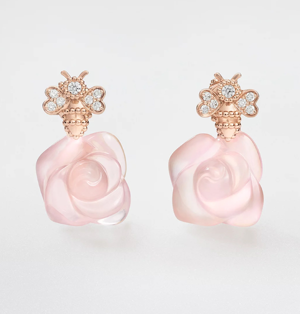 「Rose Dior Pré Catelan」當中的每件作品，都以水晶花朵、蜜蜂與葉片細節妝點，向創辦人迪奧先生熱愛的大自然致敬，同時呼應啟發他無數靈感的格蘭維爾玫瑰花園。