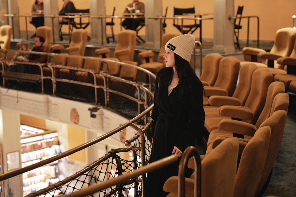  ​ 據悉高允貞在劇中配戴的是 Chanel 過往推出的款式，其極簡的設計在現今仍可找到類似的帽型