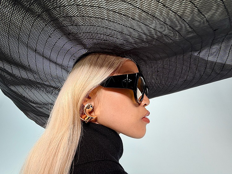 標準版iPhone17搭載全新Center Stage前置相機，支援AI自動構圖，合照再也不怕有人被切掉，最高還能拍攝1,800萬畫素自拍。