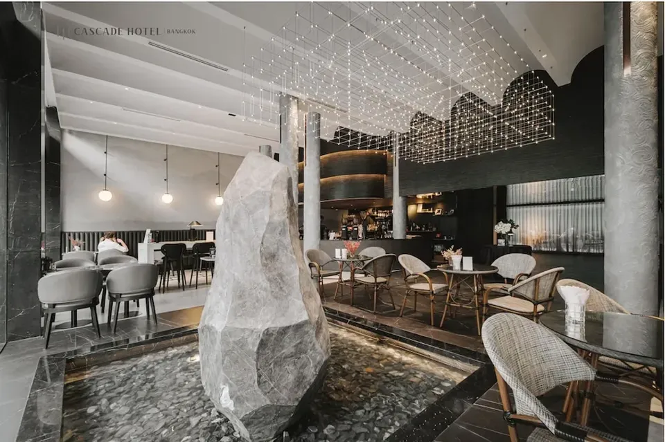 Lobby lounge