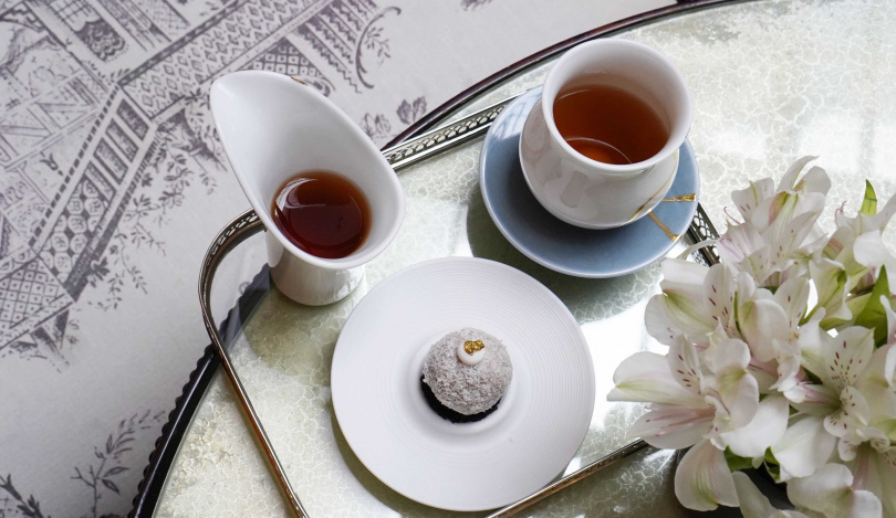 「正山小種紅茶」柔和醇厚，尾韻帶有紅茶的溫潤與桂圓甜感，搭配的甜點「芋見」鹹鹹甜甜，並創意融入豌豆仁與椰絲製造驚喜。（圖／魏妤靜攝）