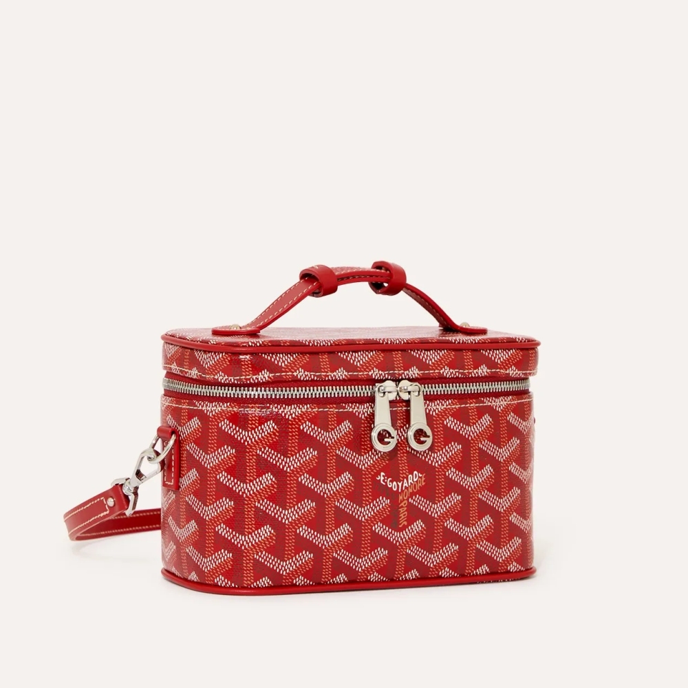   化妝包包型的包款，加上造型感十足的外型，讓這款「Muse Mini Vanity」一上架就受到女孩的關注，加上其立體的輪廓，即便為迷你包，它依然擁有耐裝的實用性，搭配上 11 種的配色，能滿足女孩各種穿搭需求。