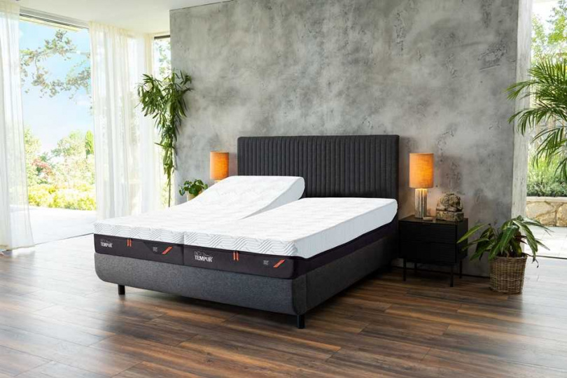 新光三越大年初一「蛇舞春風 好運福袋」台北南西店首獎－價值78.3萬的頂級床墊「丹普極緻橘21床墊、幻影電動床架」。（圖／品牌提供）