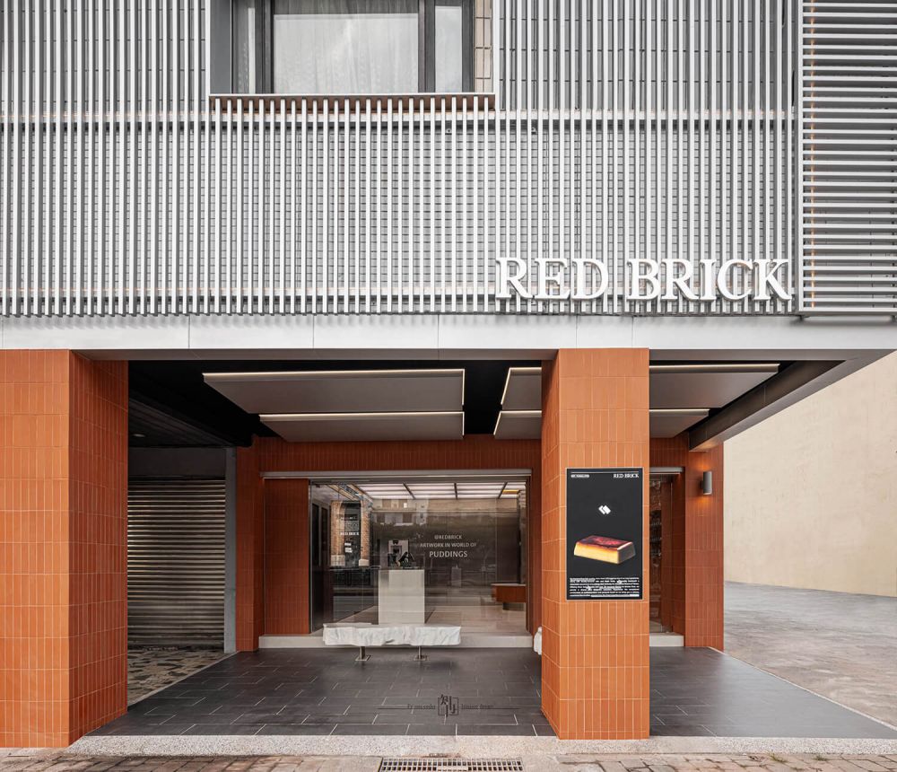 大面積玻璃門面成為設計亮點之一。藉由穿透性材質，引入自然光線的同時，也將街道景色倒影於內，弱化室內與室外的邊界。多層次燈光設計強調空間氛圍，讓每位進入的顧客都能感受到獨特的設計語言。不僅是一個商業空間，更是傳遞傳統與現代價值的載體，為甜點店賦予更多使命。