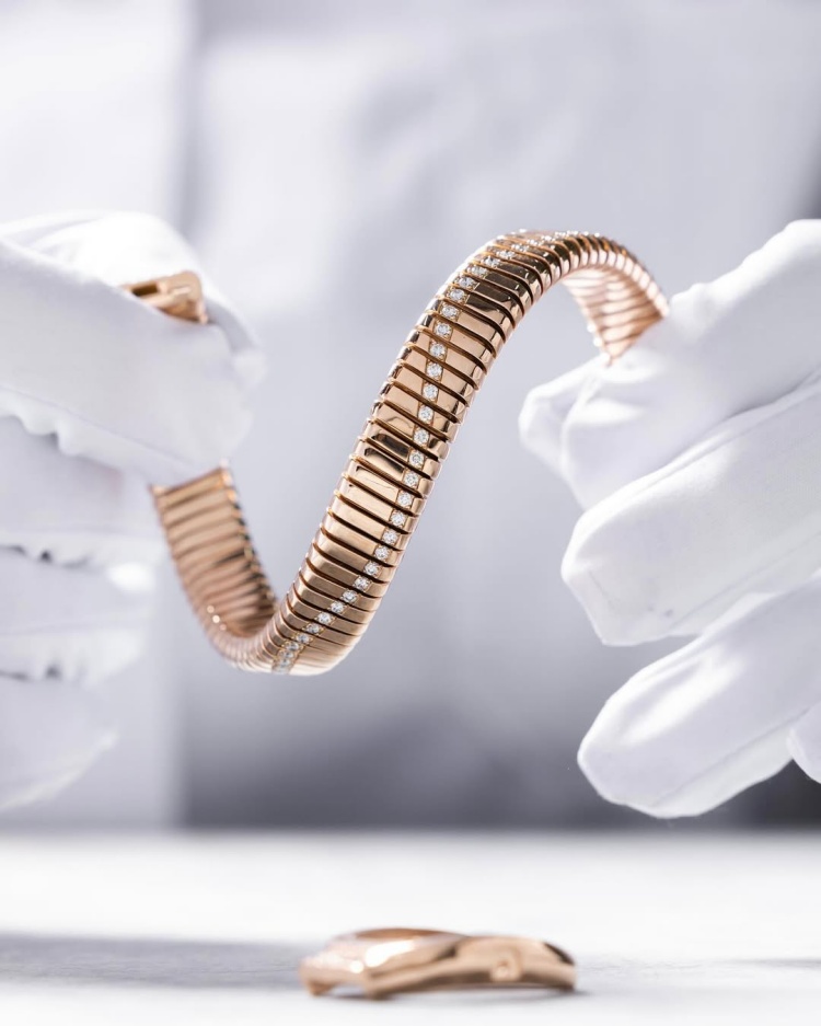 Serpenti 之所以獨樹一幟，關鍵在於將高級珠寶工藝與製錶技術無縫融合。最具代表性的 Tubogas 錶帶，採無焊接金屬結構製成，製作過程繁複而精細，展現極致柔韌性與貼合度。