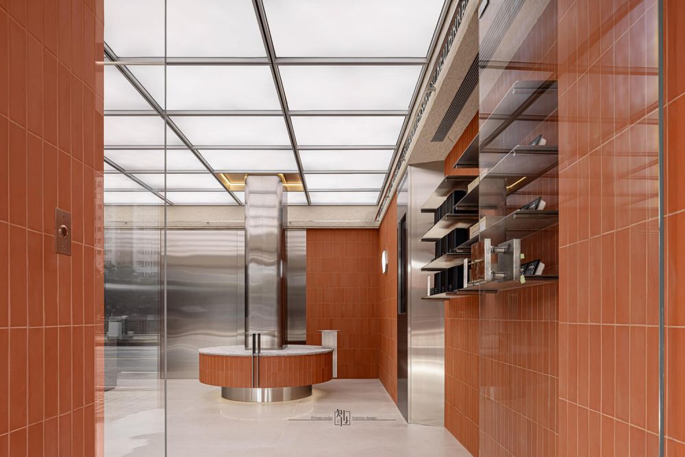 知冉設計為 Red Brick 打造兩家台南門市：安平店、崇信店，成為台南極簡的建築地標之一，紅色窯燒立磚的鋪陳，為整體空間增添侘寂氛圍。不全然只是為了買好吃布丁，而是透過空間的形塑，調慢客人在店內的時間。作為一個 35 年的甜點品牌，不全然只是透過商業空間盈利，而是帶領客人重新感受這座府城的人氣味，讓年輕的消費者更喜歡腳下的土地。