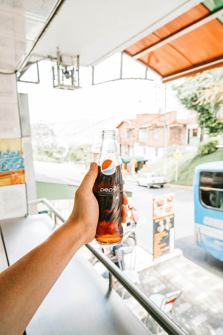 這個人手上拿著最不健康飲料第12名的「百事可樂」。