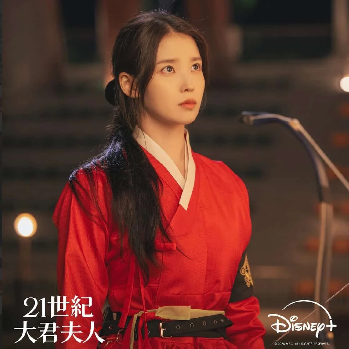 Disney+ 日前也搶先釋出一系列《21 世紀大君夫人》的海報與劇照，不只期待 IU 在繼《德魯納酒店》後，又將為大家帶來一場接一場的時尚服裝秀