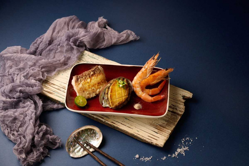 「就饗鐵板燒」即日起，2人(含)以上相伴同行，穿紅或藍色服飾，到店消費2客單人海陸套餐，2份獨享海鮮盤皆可免費升級「鮑魚海鮮盤」。（圖／品牌提供）