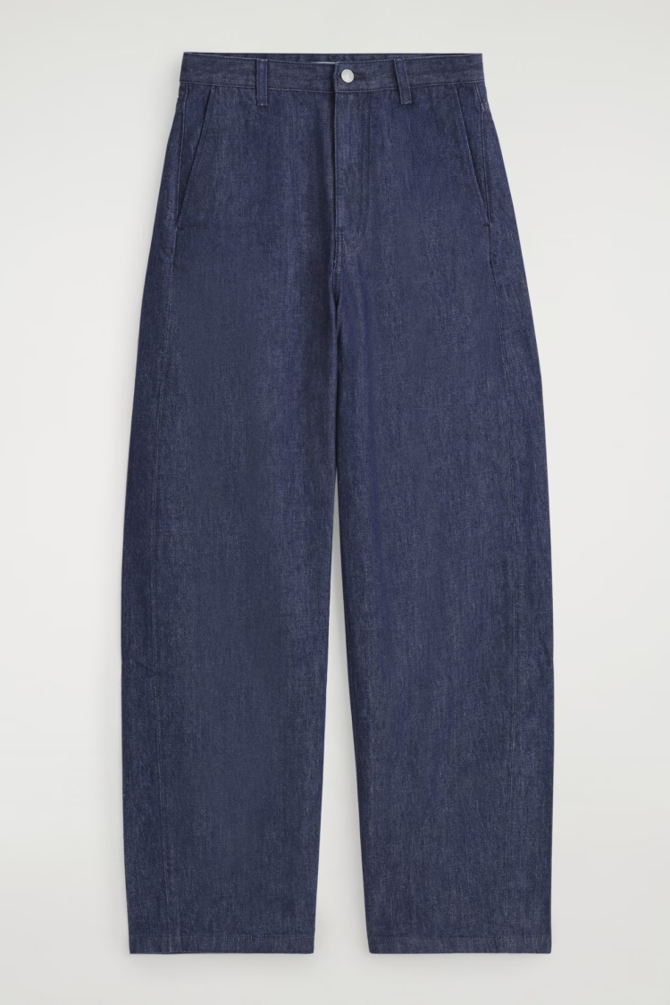 這條來自Cos的繭型褲，以輕盈的面料呈現，並藉由往前挪的裁片車線，呈現出上寬下窄的視覺效果。