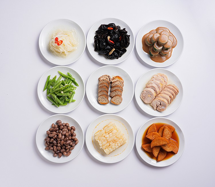 一次端出九款風味小菜，幾乎是孫哥過往私廚記憶的濃縮版，也是老朋友們一口就能辨認的熟悉味道。