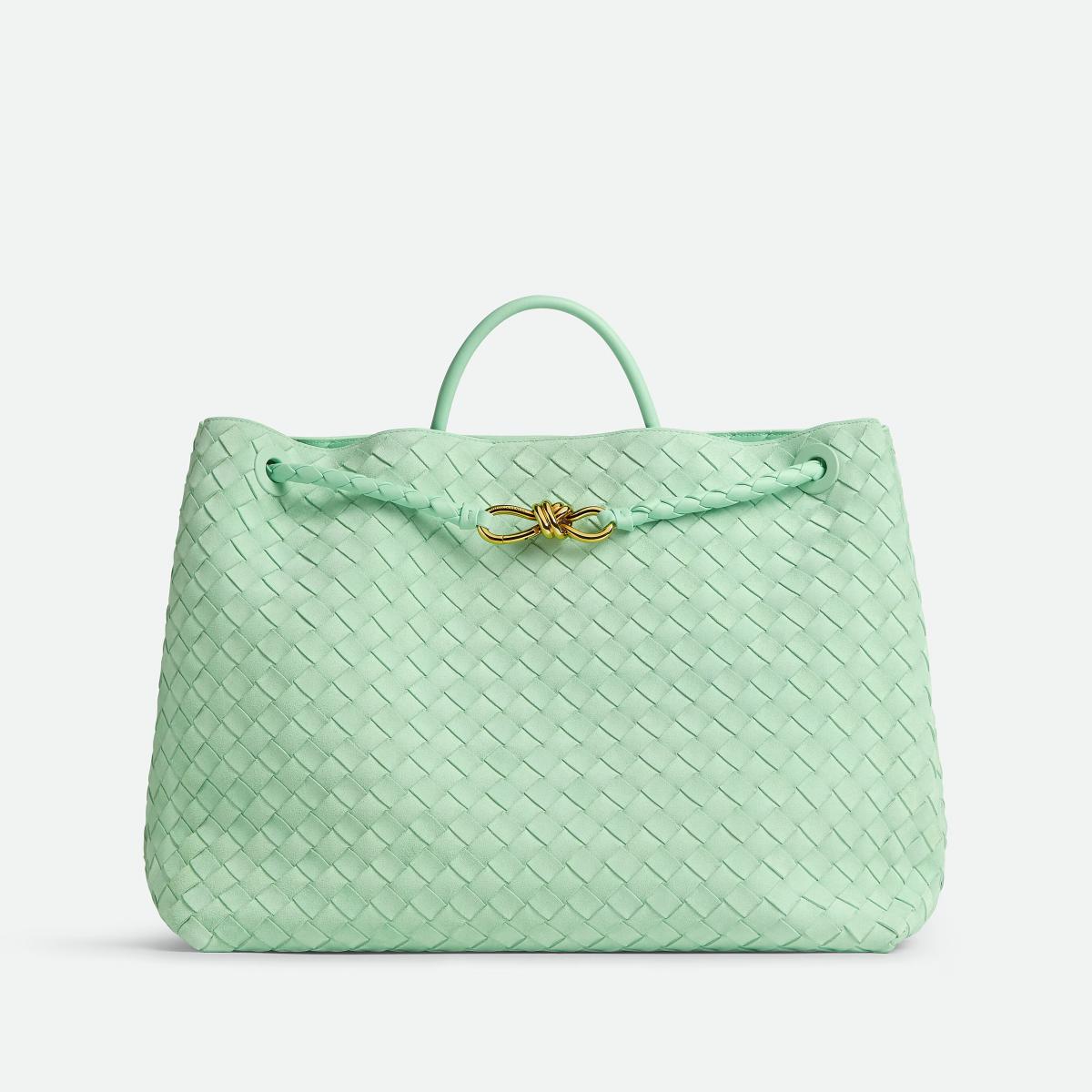 2023 年問世的 Andiamo 包款，憑藉著隨性又不失優雅的外型，一上市就成為許多女孩的新寵，加上大容量的設計，被視為通勤包首選。