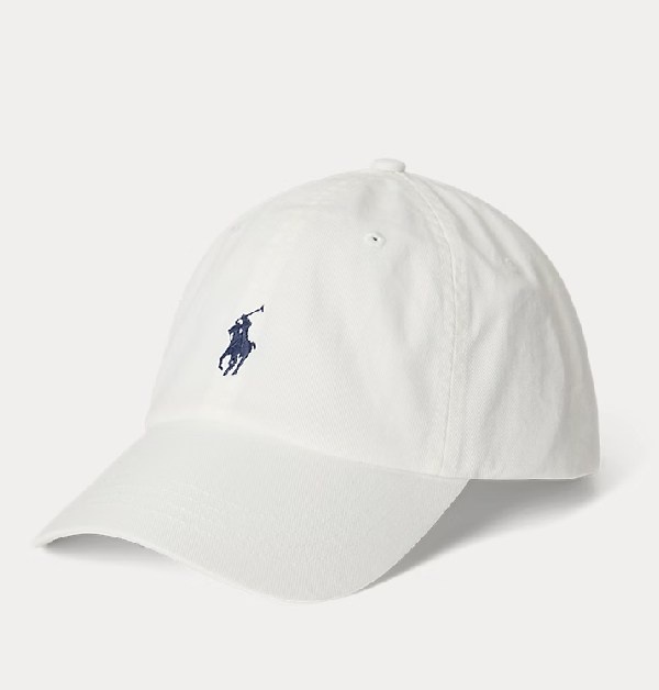 韓孝周在《浪漫匿名者》中戴的Polo棒球帽，就是這款白色搭配海軍藍馬球Logo刺繡的經典款啦！這頂帽子其實是品牌的常態性商品，每一季都會推出不同顏色與材質版本，從棉質帆布到百分百羊毛、從柔和粉色到亮眼鮮紅，選擇相當多元，價格也親民，是新手入門Ralph Lauren的絕佳單品。