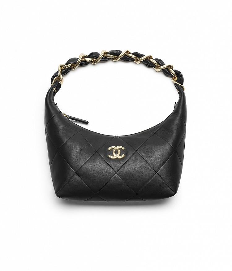 同樣延續品牌標誌性的設計元素，這只腋下包運用寬版的皮穿鏈為主角，讓其簡練的包型設計多了幾分個性，此外品牌更巧妙放大菱格紋衍縫點綴，讓其包款充滿層次。