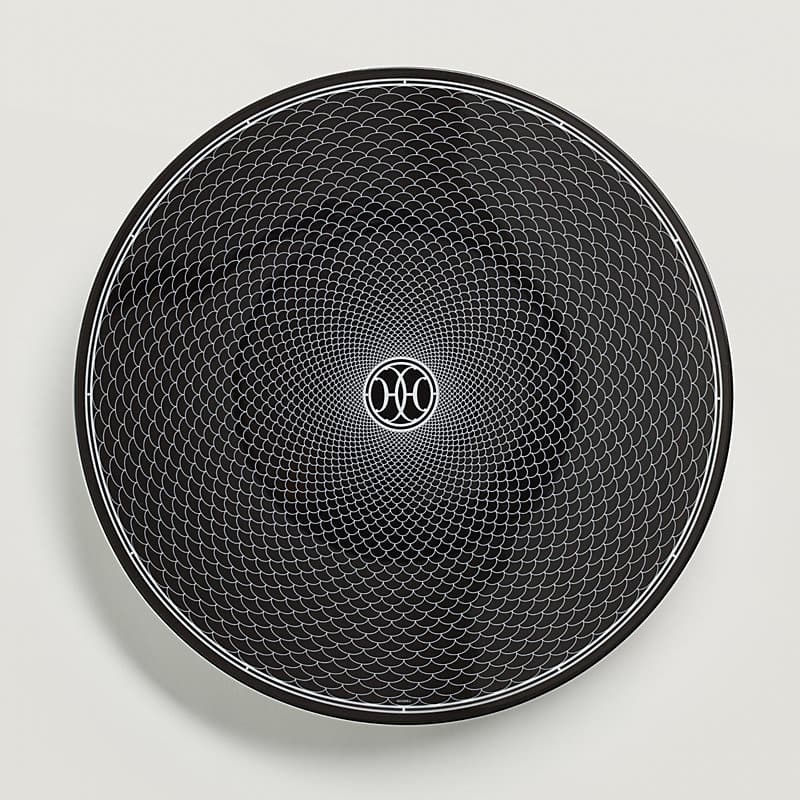 直徑31.5公分的展示盤，將雙H圖案放大，宛如巴黎鐵藝的縮影。邊緣的螺旋圖案層層堆疊，展現華麗卻不俗的裝飾感。