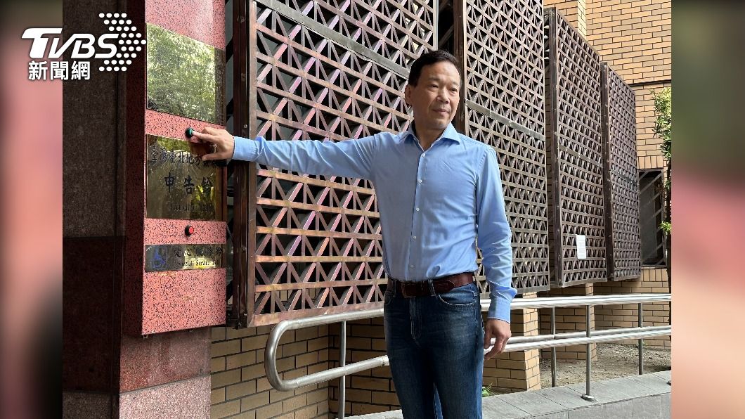 台北市議員鍾小平告發民眾黨主席柯文哲。（圖／TVBS）