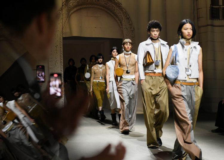 Coach從皮革的蠟感處理到布料上的歲月磨損細節，服裝呈現出城市在時間淬鍊下的獨特風景。