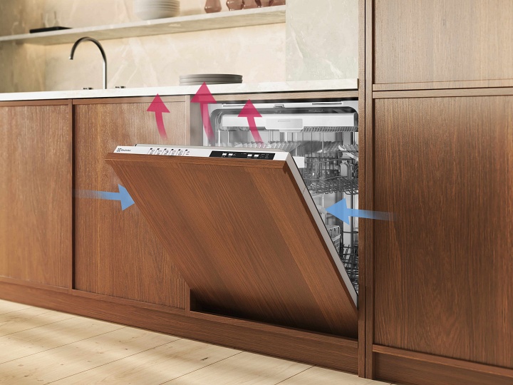 伊萊克斯極淨呵護 300「安心乾」系列洗碗機在台上市！主打高效烘乾、靈活碗籃配置，還標配自動開門