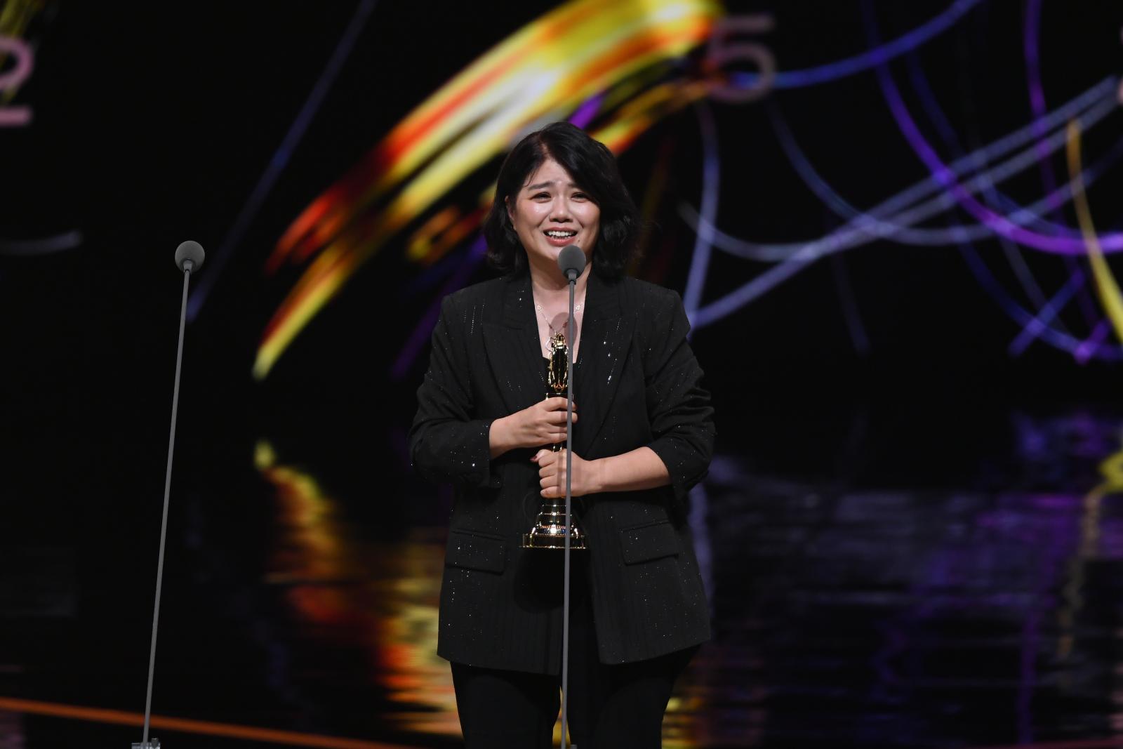 「這是我最想拿的獎！」嚴藝文在金鐘60頒獎典禮上激動落淚，她說：「我覺得不只是女演員，所有的演藝人員都是用自己的血肉之軀，去跟角色靈魂交換。」