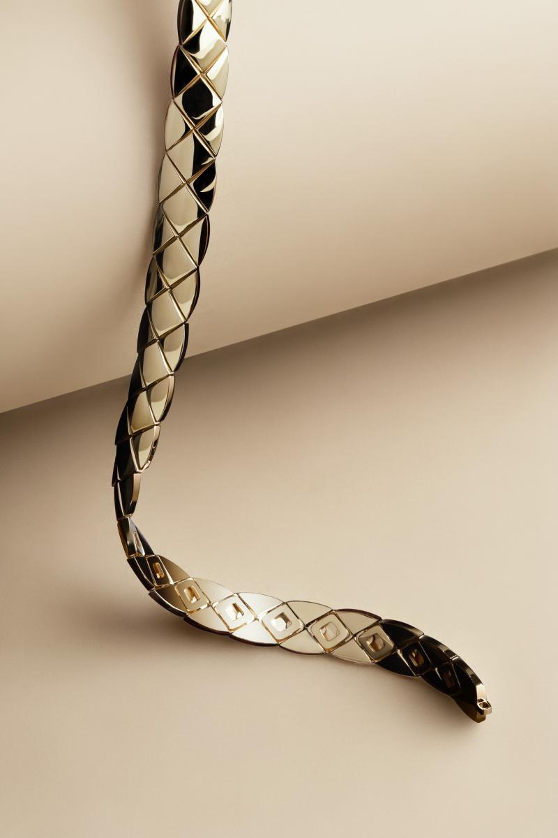 若說前十年奠定的是辨識度與市場地位，那麼2026年推出的「柔韌」（Suppleness）設計，則是 Coco Crush 能否持續進化的技術核心。全新貼合頸鍊與短項鍊，透過網狀交織的鉸接結構與滑扣設計，佩戴時宛如第二層肌膚，能隨身體律動自然貼合，結構邏輯甚至近似高級腕錶鍊帶。這樣的柔軟並非停留在視覺層次，而是工藝層級的實質突破。Frédéric Grangié 指出，這正是向香奈兒女士於1920年代提出的「舒適即自由」理念致敬，當年她以 Jersey 針織面料解放女性身體，如今這份精神被轉譯為珠寶的佩戴體驗。再加上來自瑞士拉紹德封（La Chaux-de-Fonds）製錶工坊的技術支援，讓 Coco Crush 不只是好看的珠寶，而是真正能「跟著身體流動」的藝術品。