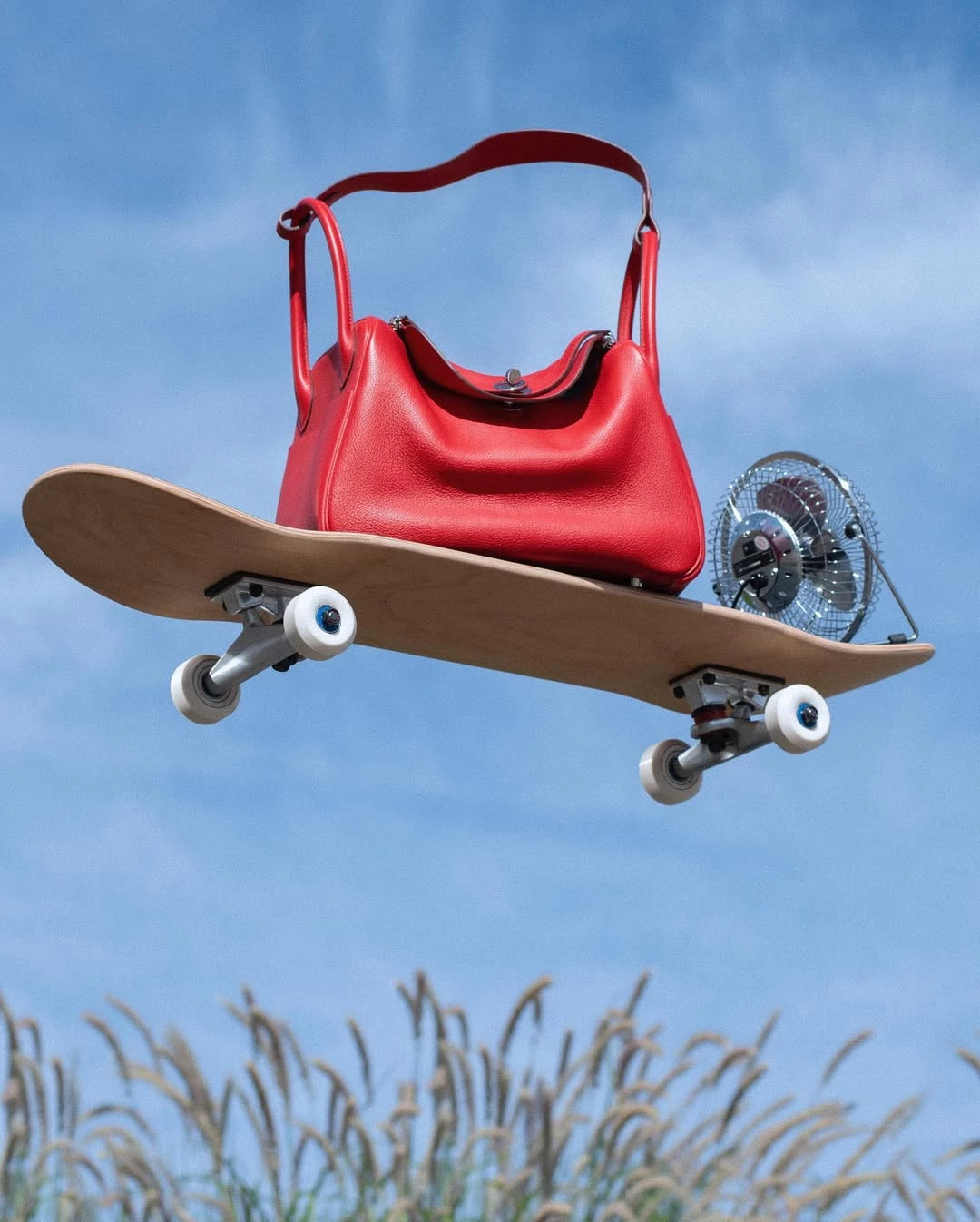 今年二月初，愛馬仕公佈了集團 2025 年度財報，其合併營收總計 160 億歐元（約台幣5,923億），依固定匯率計算較 2024 年成長 9%，依現行匯率計算年成長 5.5%，經常性營業利潤為 66 億歐元（占營收 41%），成長 7%，淨利 (集團應占) 達 45 億歐元，其亮眼的成長數字成為當今時尚產業中少數不受到大環境影響的品牌。而在細節品項中，品牌強項皮件與馬具部門以 12% 的成長，成為所有品類的冠軍，而在包袋的銷售上，除了我們熟知的凱莉、柏金之外，愛馬仕也整理出三款去年度最具淺力包袋！我們在這裡亦針對其三款包作詳細介紹。