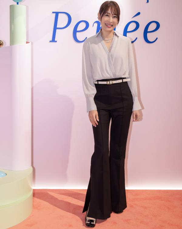 基於工作場合的需求，以西裝外套、洋裝…等簡潔設計單品為基礎的職場造型，勢必是賈董日常穿搭的重要組成；然而，與多數人不同的是，她從不讓整體風格流於制式或安全牌的配色，反而善於透過色彩與剪裁的變化，為專業形象注入更多變化及層次。比如：她經常會選擇兼具柔美與氣場的單品，展現幹練卻不生硬的女性領導風範。