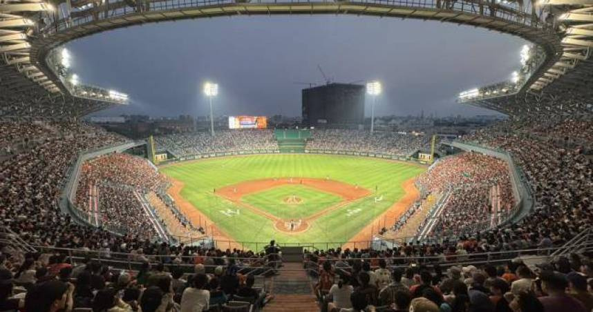 小雨就積水？台南亞太棒球場「紅土區變水池」比賽延90分鐘　市府道歉了