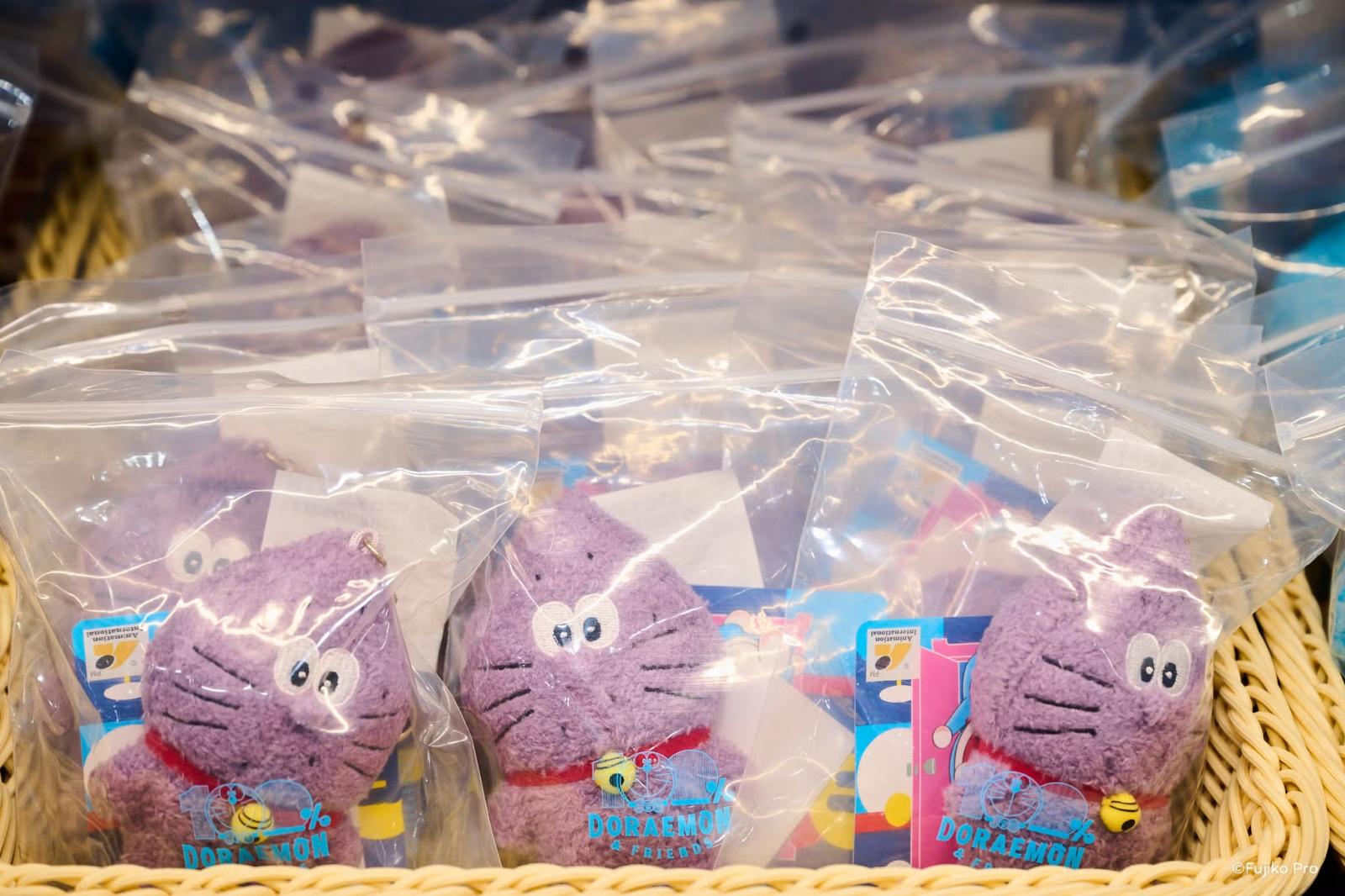 其中最受矚目的「紫薯哆啦絨毛娃娃」也將補貨回歸，帶著淡淡紫薯香氣的療癒感，勢必再度掀起搶購熱潮。無論是送禮還是自用，都是粉絲們的必收逸品。