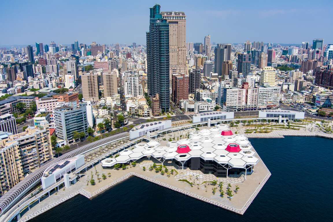 籌備多時，高流「珊瑚礁群」將打造全新百貨商場，命名為「Focus 13 珊瑚廣場」，計畫於今年底 12 月展開試營運。內部將規劃兩層樓，總面積 1,642 坪，幾何形的通透玻璃屋頂設計成為一大亮點。