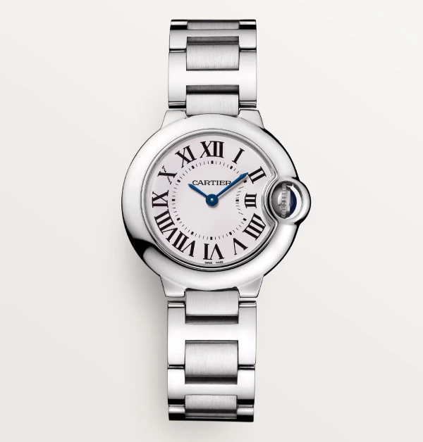 在全銀色的冷色調中，透過「藍氣球」獨有的圓潤曲線，在簡約中散發出極高的辨識度。它是那種不需要大聲張揚，卻能在職場穿搭或日常私服中，一眼就讓人看出不凡品味的指標性單品。（商品價格約：NTD 171,000）