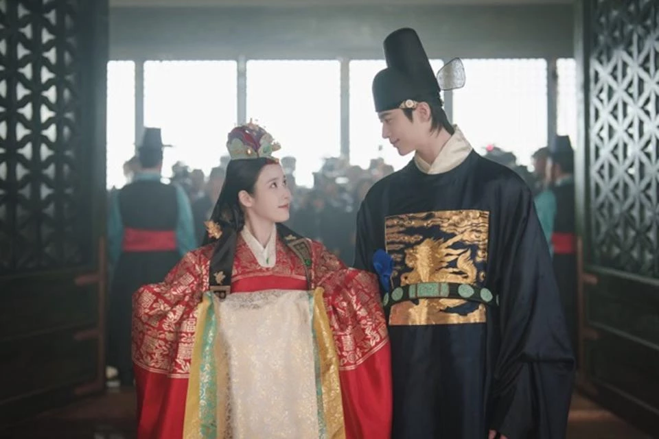 儘管《21 世紀大君夫人》討論度不斷攀升，收視也高居不下，但近日卻因為邊佑錫登基稱王的畫面而遭遇大批網友批評，原因是理安當時配戴的頭飾為藩屬國配備，大臣更是喊著「千歲」而非「萬歲」，讓韓網相當憤怒認為被「矮化」。