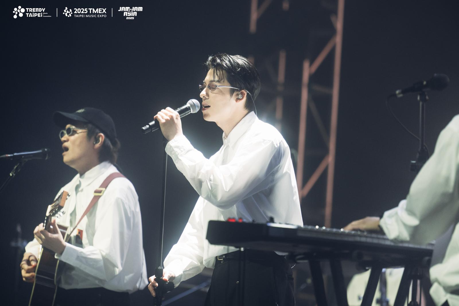 無論是在戲劇、音樂還是時尚領域，許光漢都以獨特的氣質與全方位的實力展現魅力。